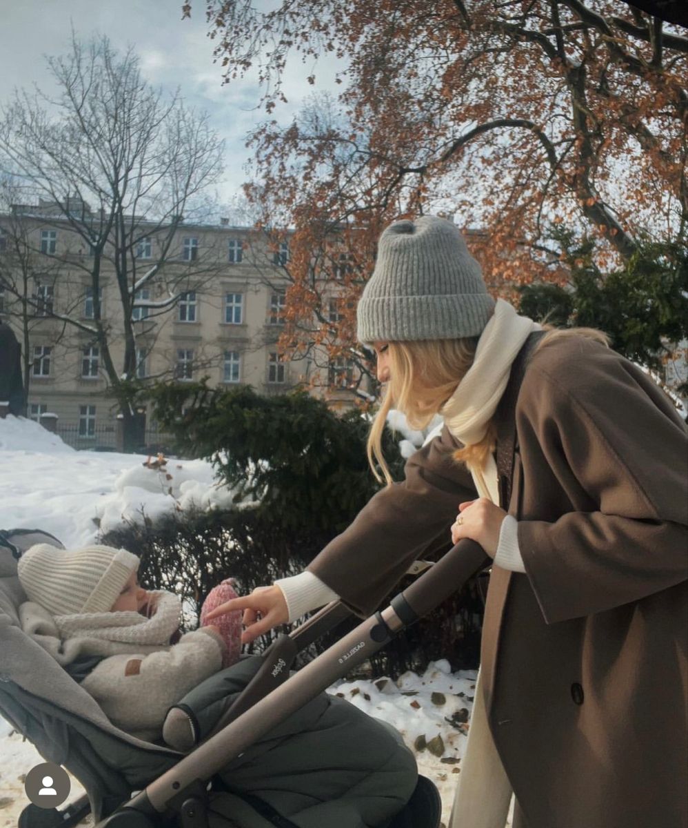 Sortir avec bébé en hiver : équipement, tenues et précautions
