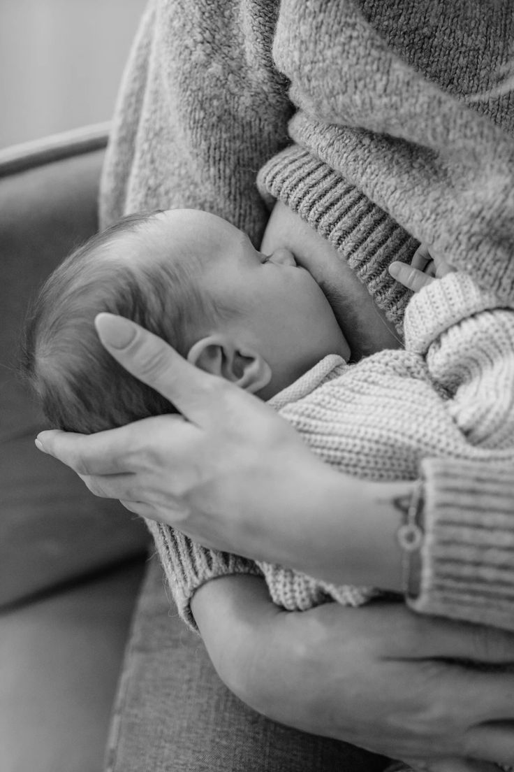 Bébé qui tète maman
