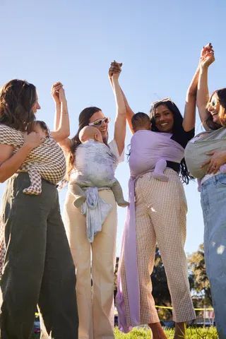 groupe de femmes portant leurs bébés fièrement