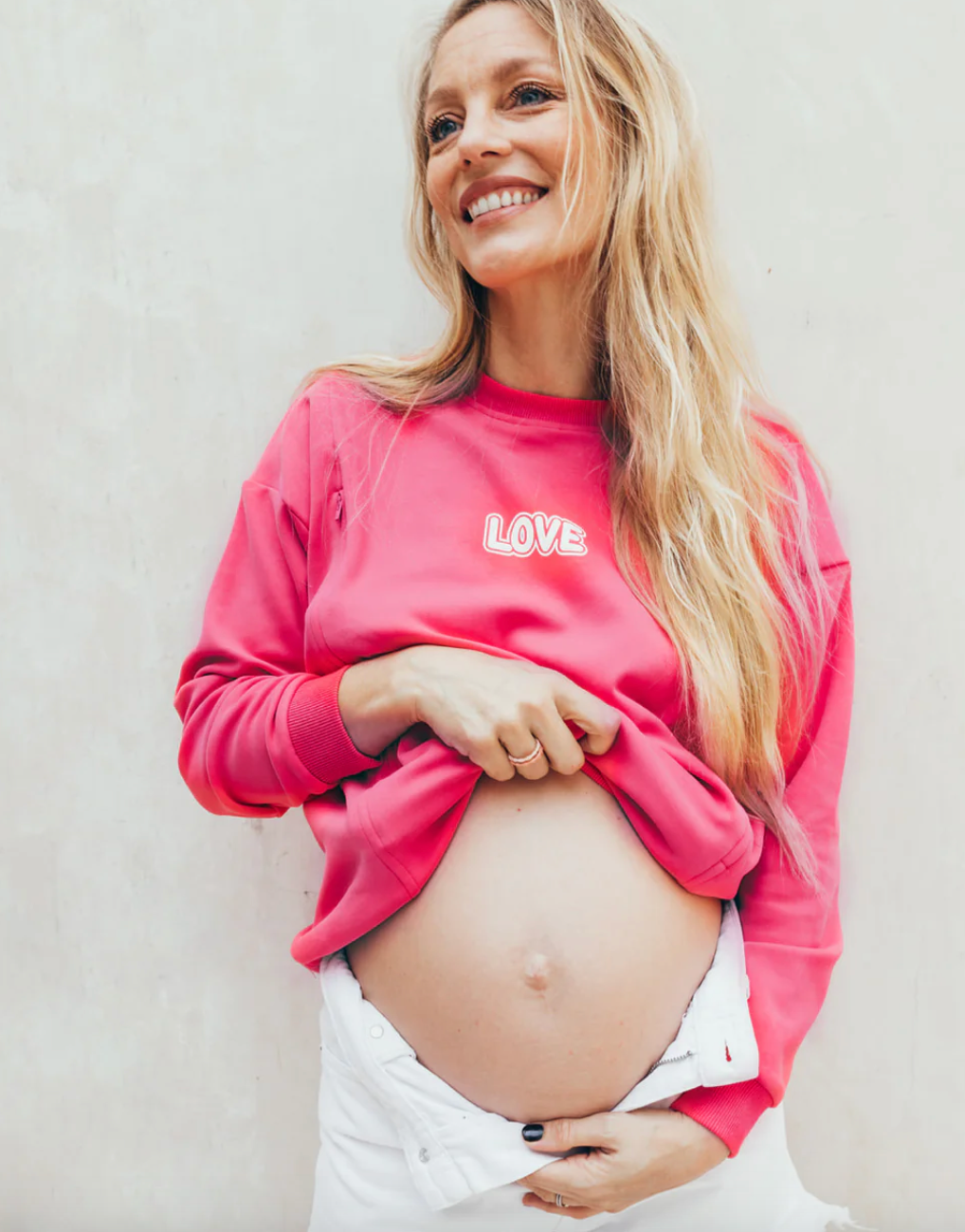 Photographie de femme enceinte portant un sweat LOVE de 23 Mai Paris