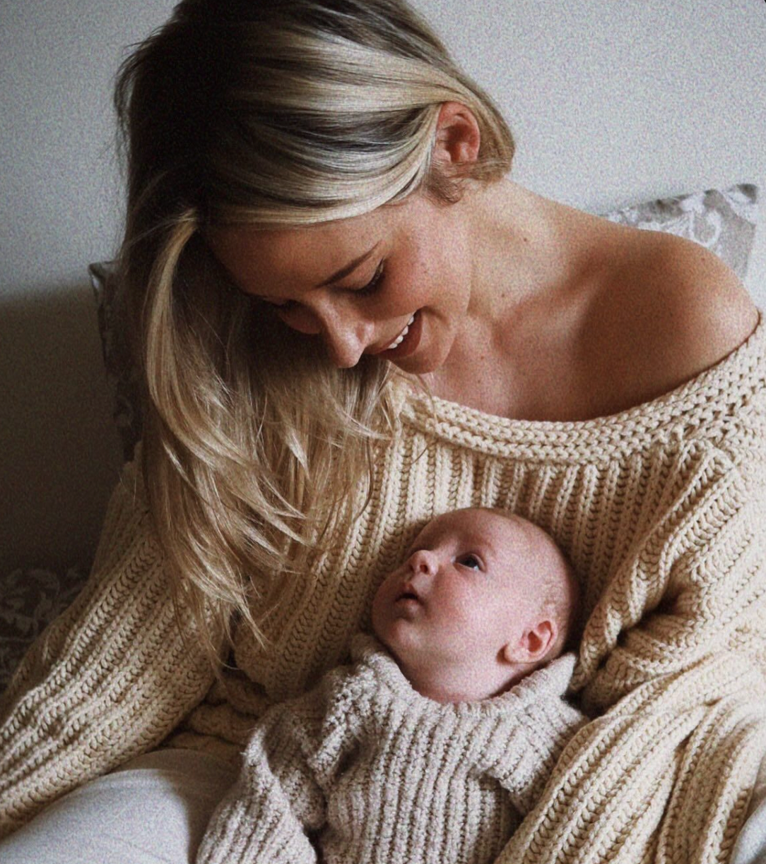 Fotografie einer Mutter und ihres Babys, die sich gegenseitig in die Augen schauen.
