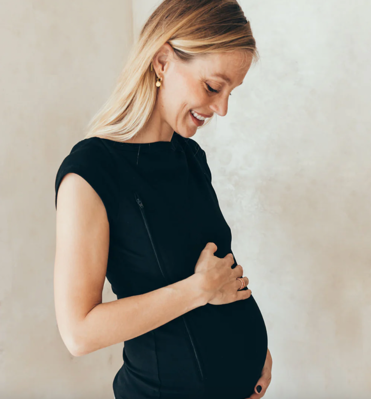 Femme enceinte, souriante portant un débardeur d'allaitement 23 Mai Paris