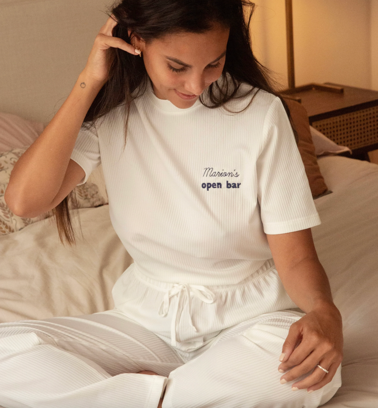Maman en t-shirt d'allaitement Open Bar