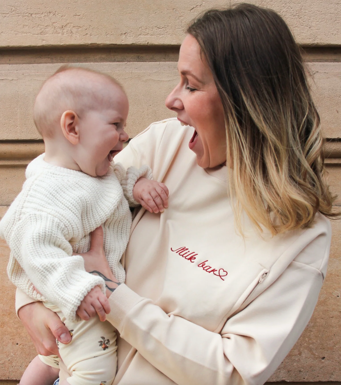 Frau, die mit ihrem Baby spielt, in einem Still-Sweatshirt, 2 23 Mai Paris
