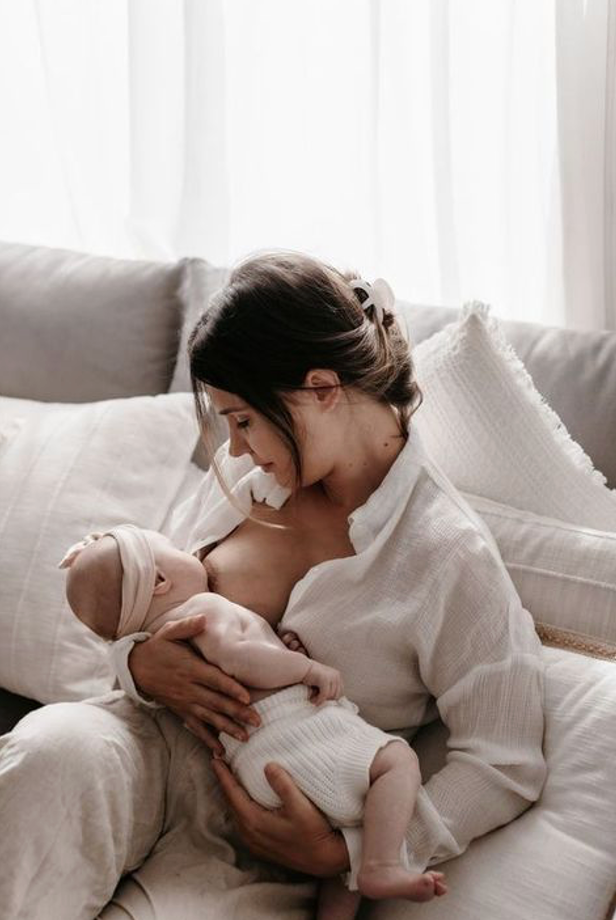 Maman allaite son bébé