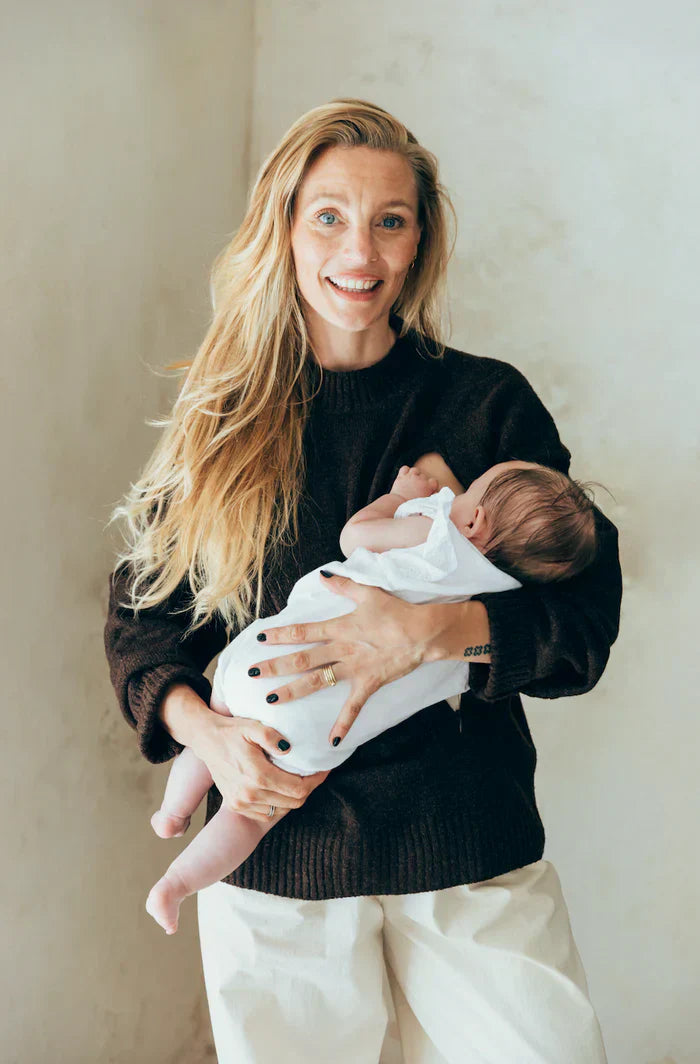 maman portant son enfant avec un pull d'allaitement noir