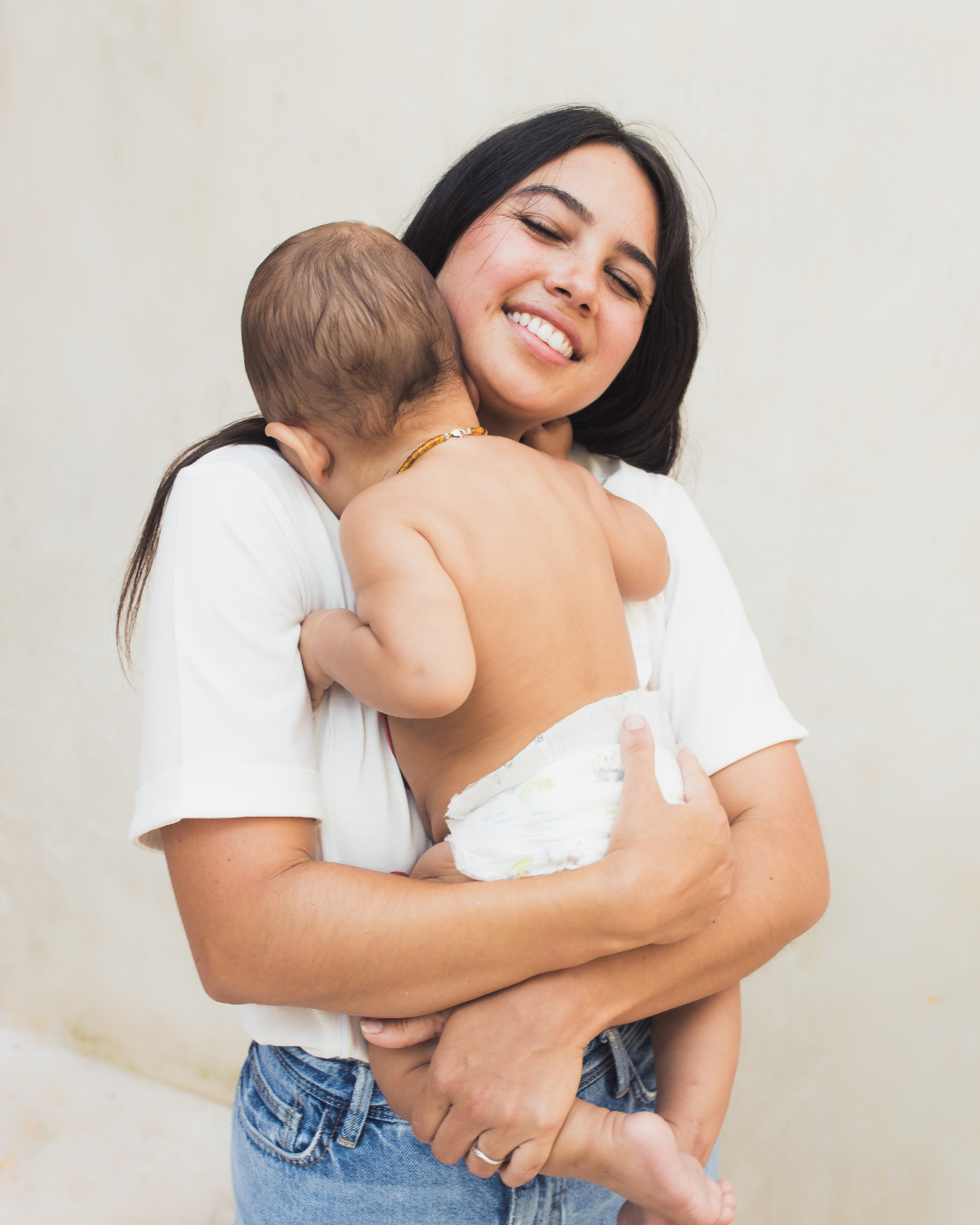 Foto einer Mutter, die ihr Kind trägt