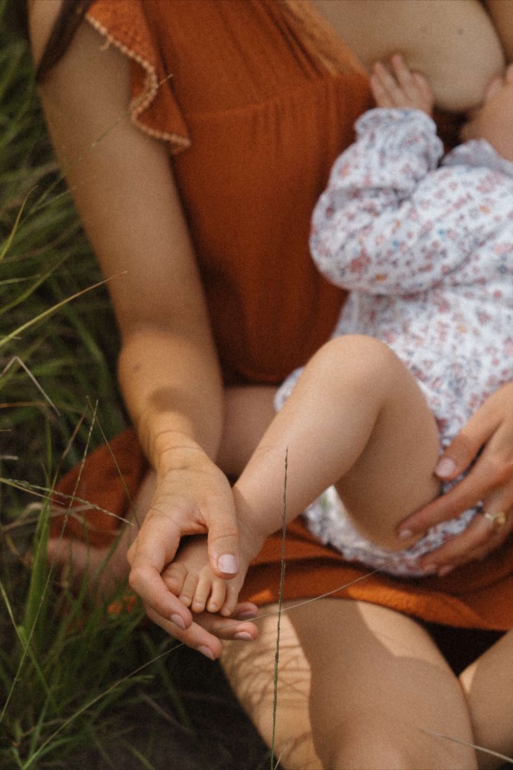 Bébé tète maman