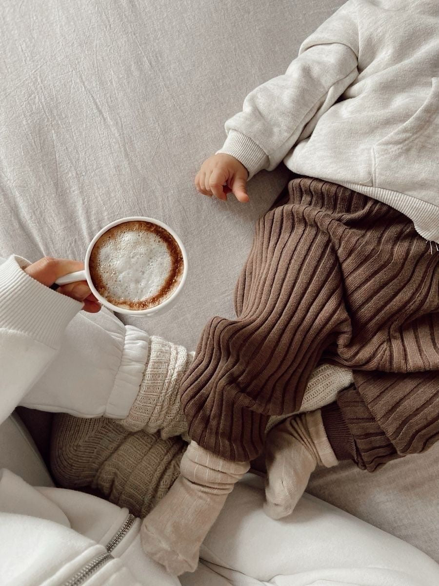 zwei Personen: 1 Erwachsener und 1 Kind bei einer Tasse Kaffee