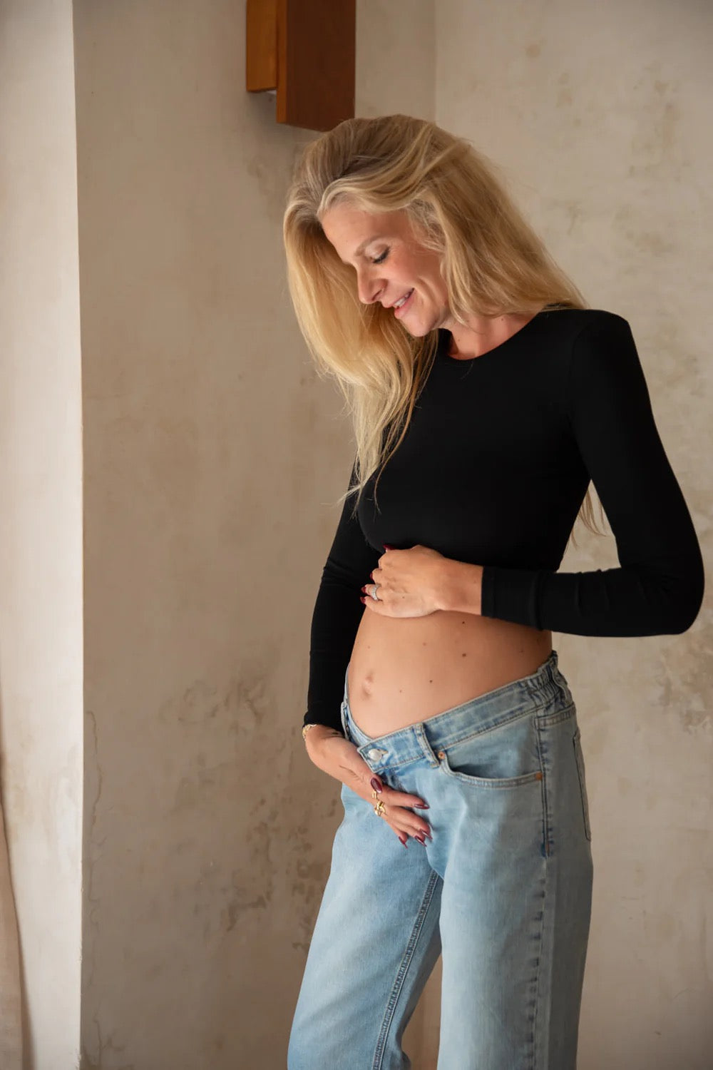 Pregnant woman wearing maternity jeans 23 Mai Paris
