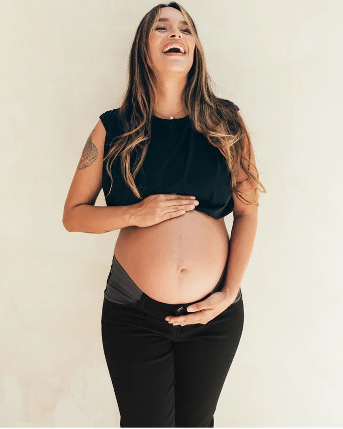 Pregnant woman wearing black adjustable maternity jeans, 23 Mai Paris