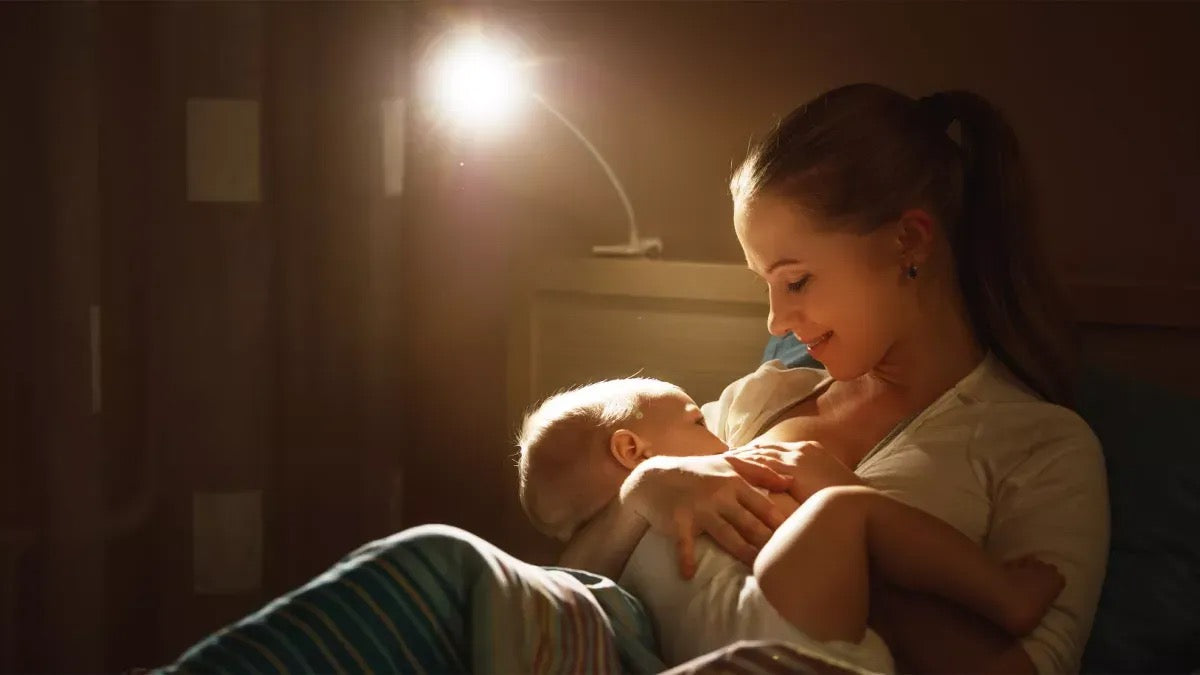 Femme allaitant son bébé