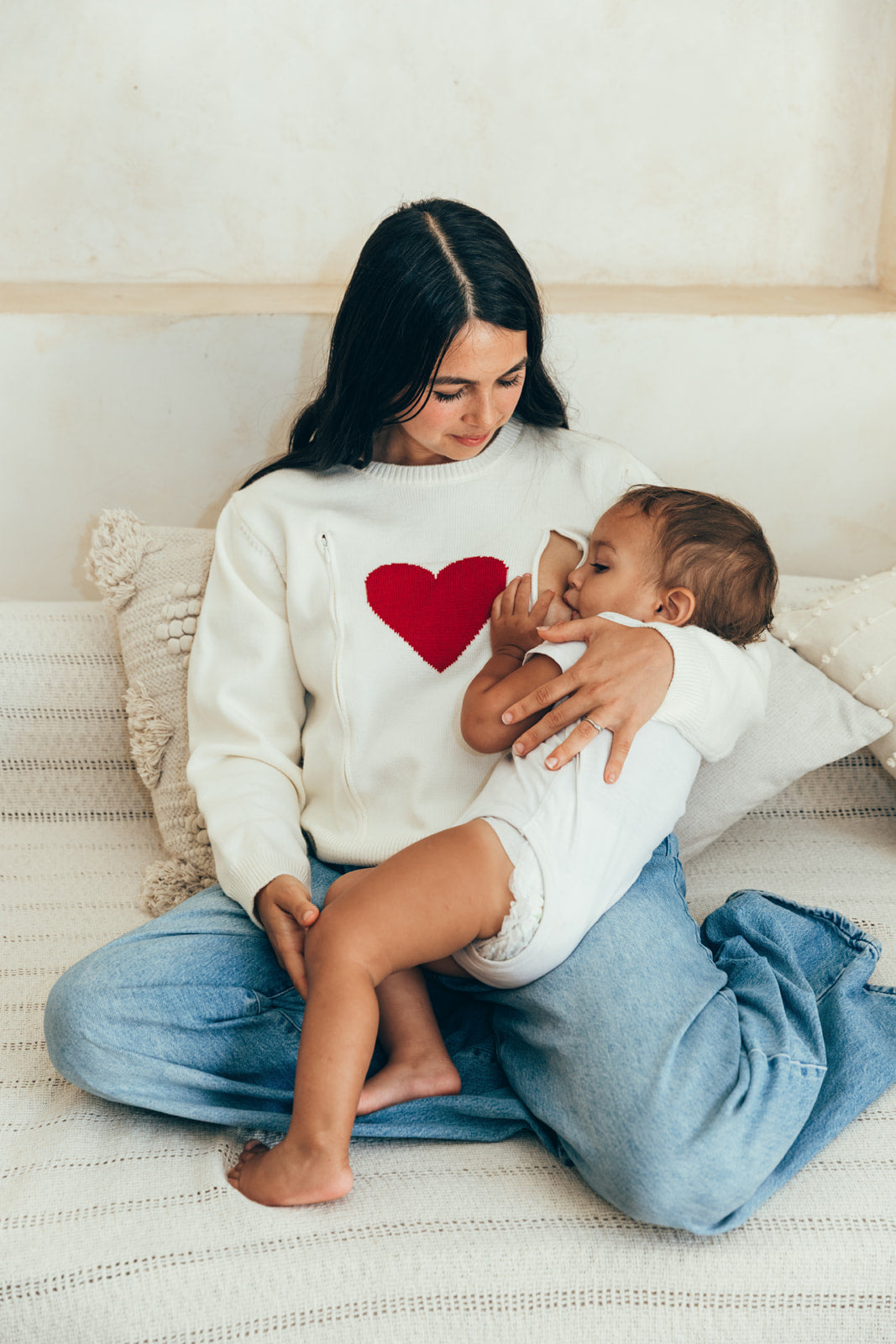 Pullover von Red Heart mit stillendem Baby