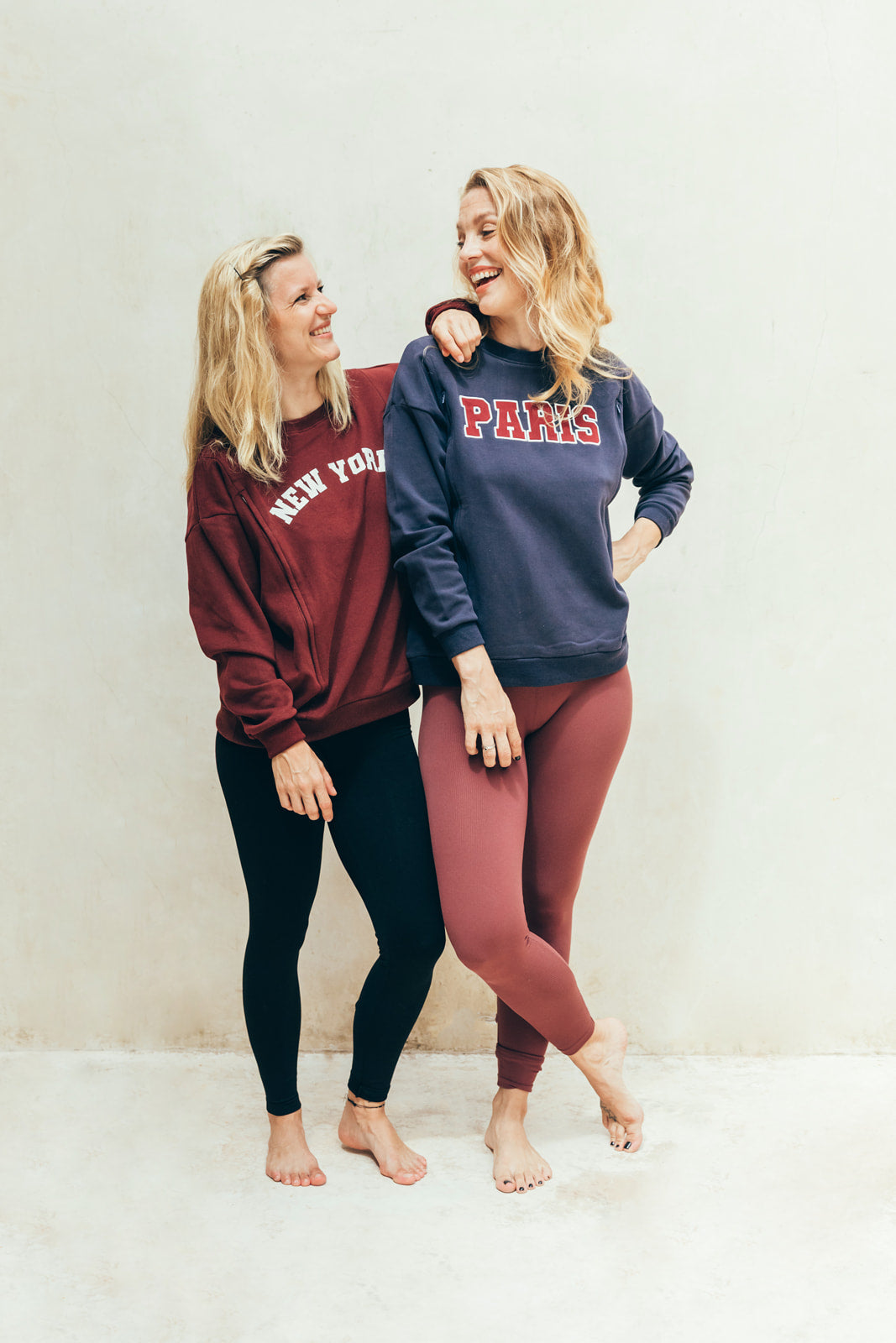 Mamans avec des pulls d'allaitement