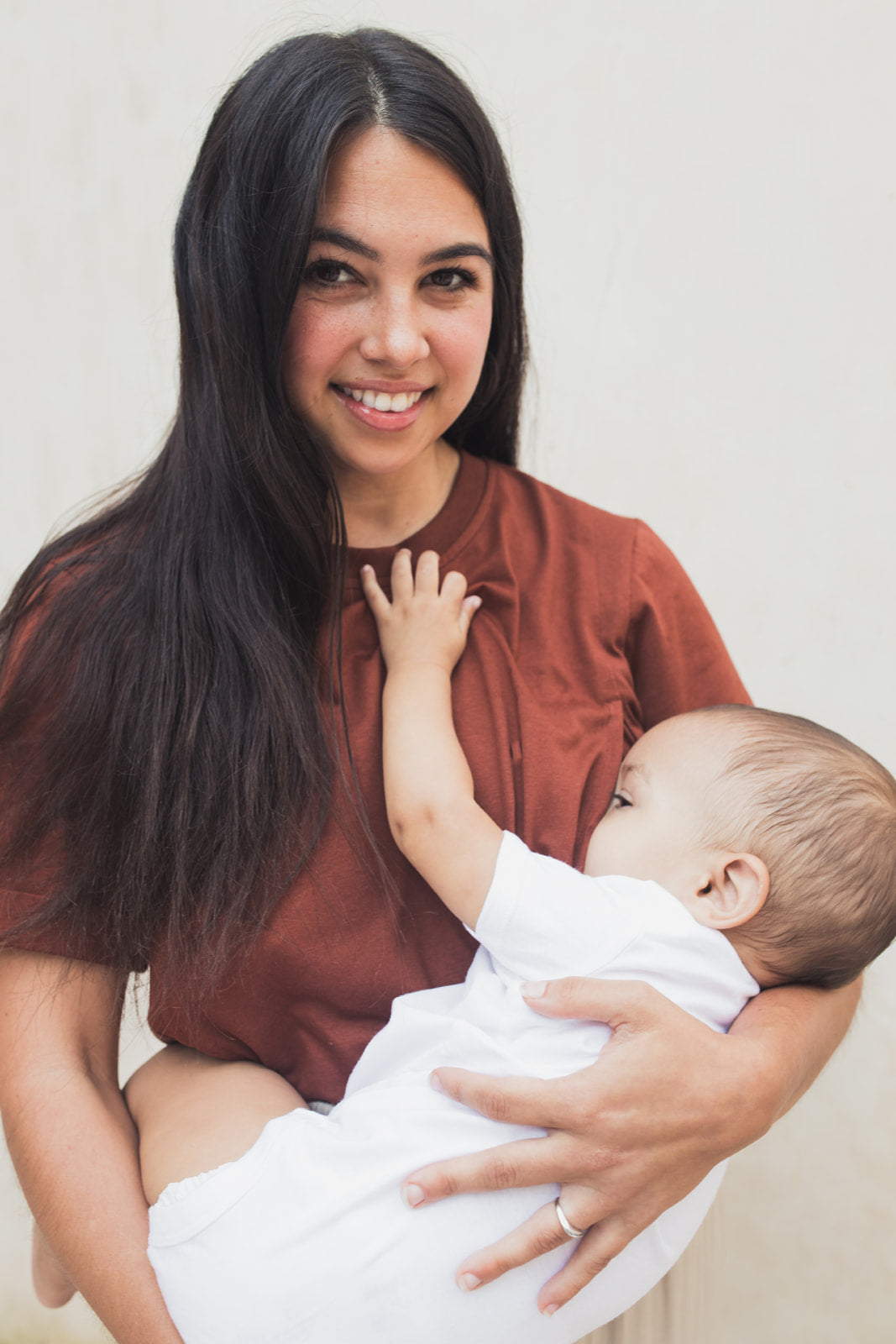 Model trägt das Stillshirt der Marke 23 Mai Paris