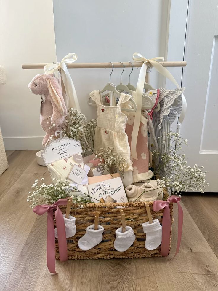 EIN KORB voller Geschenke: Kleider, Schlafanzüge, Socken