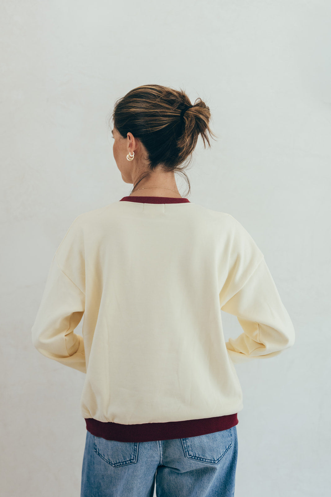 Mannequin vue de dos portant le sweat-shirt d'allaitement bicolore Amour 23 Mai Paris.