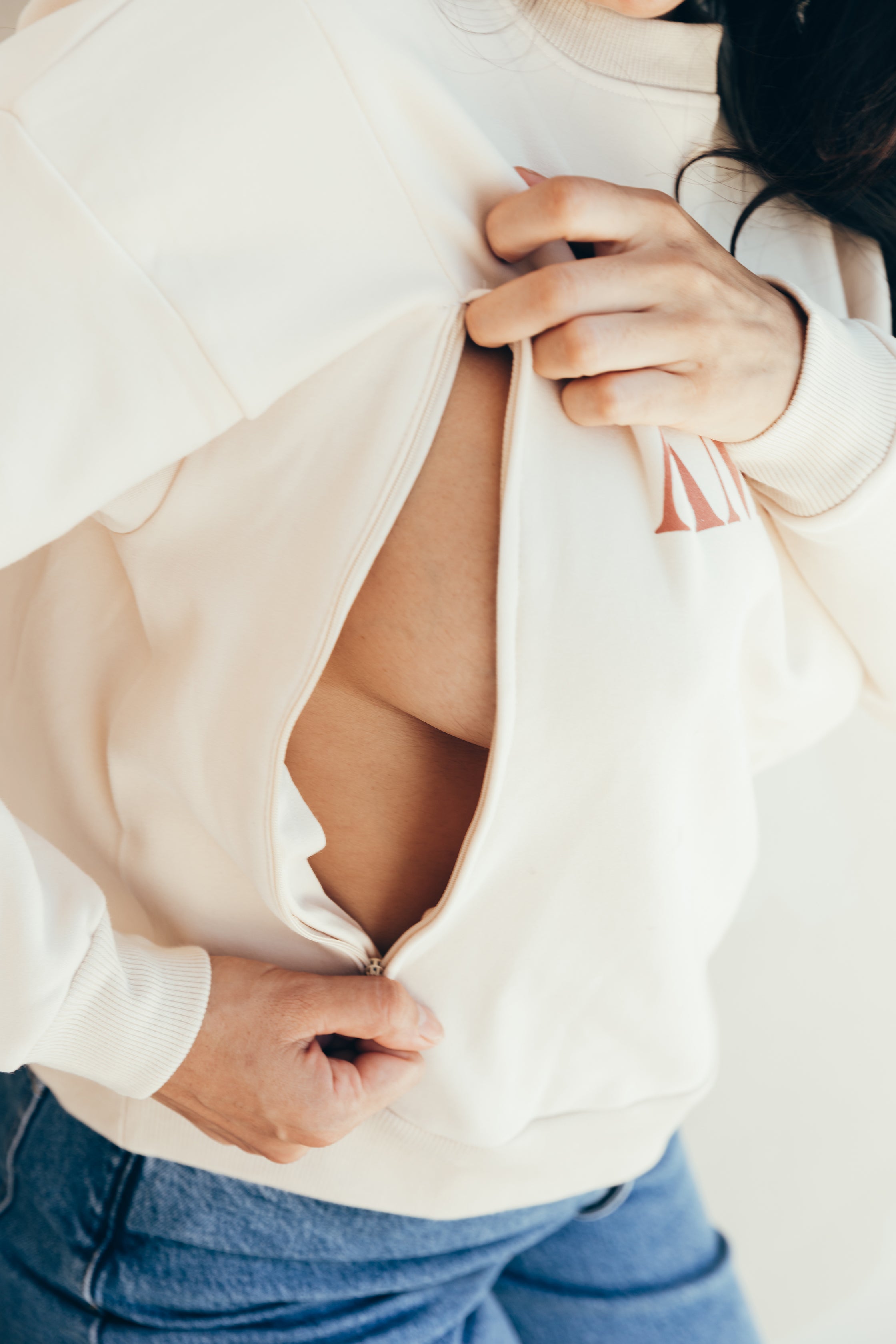 Seitliche Öffnungen mit Reißverschluss zum Stillen