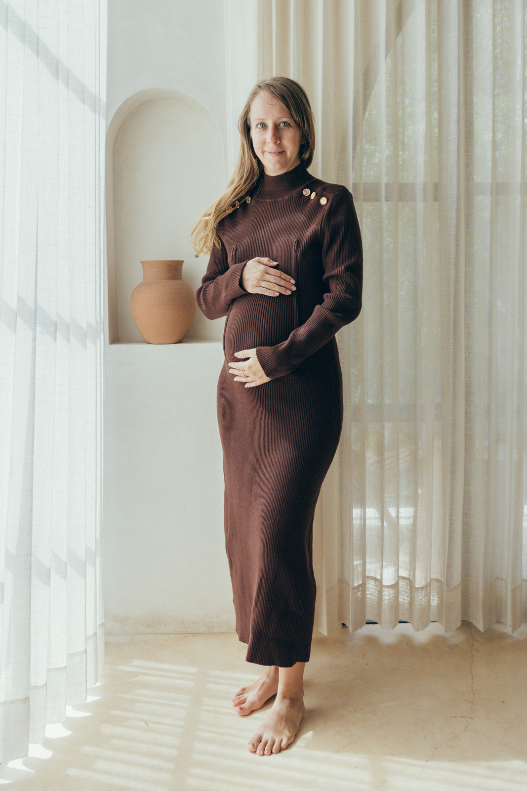 Model im Stillkleid „Marissa“ von 23 Mai Paris.
