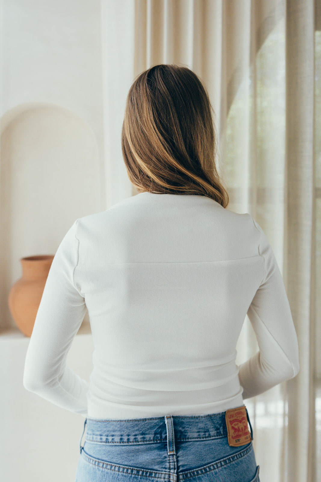 Mannequin viewed from the back, wearing the white, long-sleeved " Breastfeeding t-shirt " ML 23 Mai Paris.