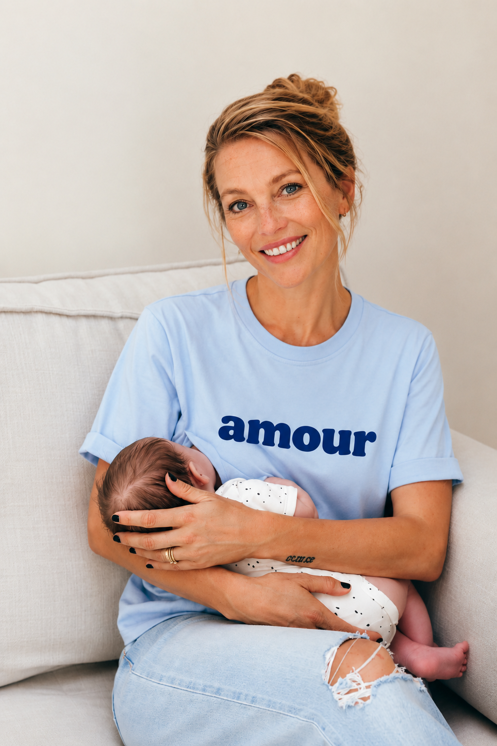 T-shirt d'allaitement avec les ouvertures pour allaiter