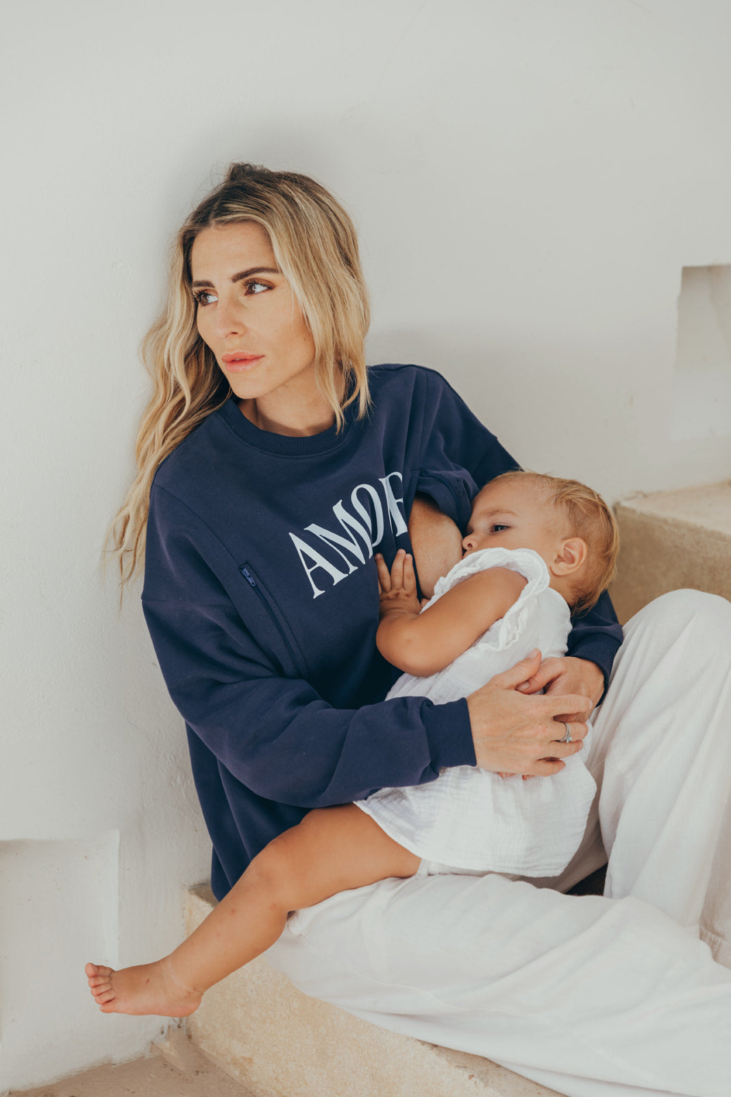 Sweat d’allaitement AMOUR marine porté par une maman en train d’allaiter assise