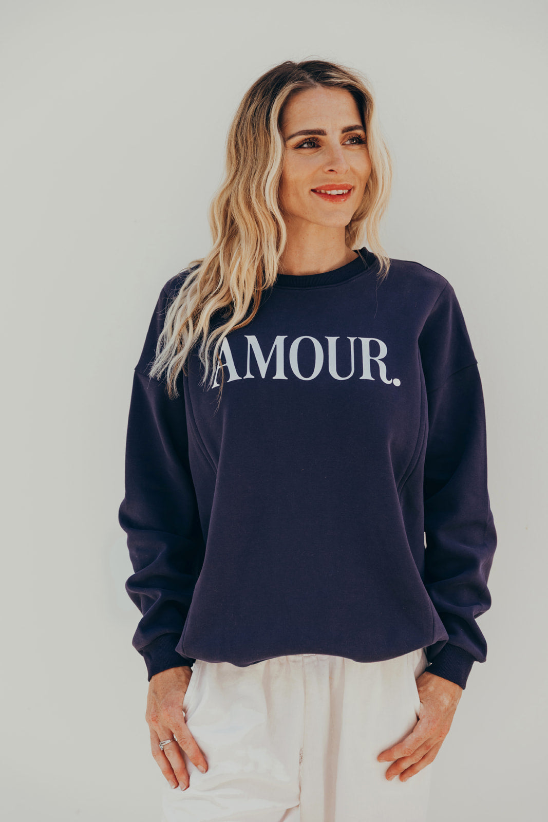 Sweat-shirt d’allaitement AMOUR marine porté de face par une femme
