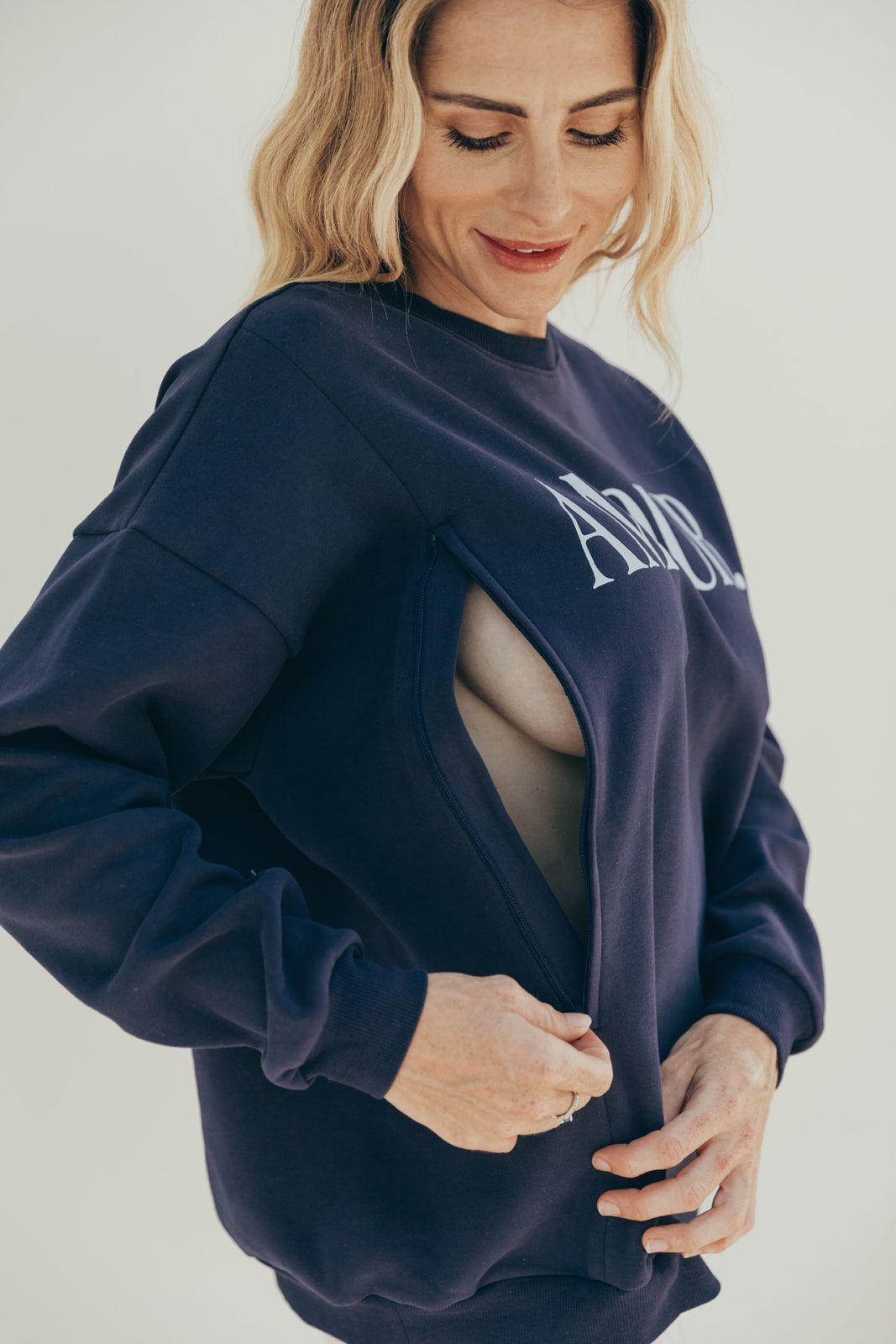 Détail des zips d’ouverture sur le côté du sweat d’allaitement AMOUR marine