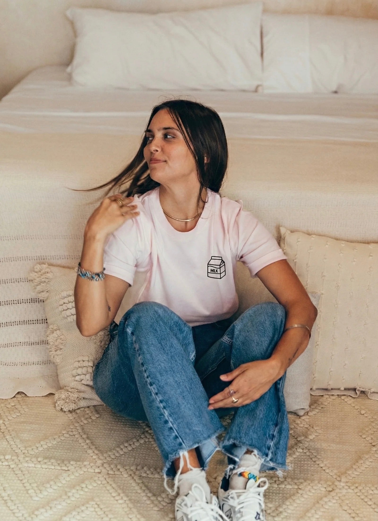 T-shirt d’allaitement rose MILK BOX porté par une femme assise