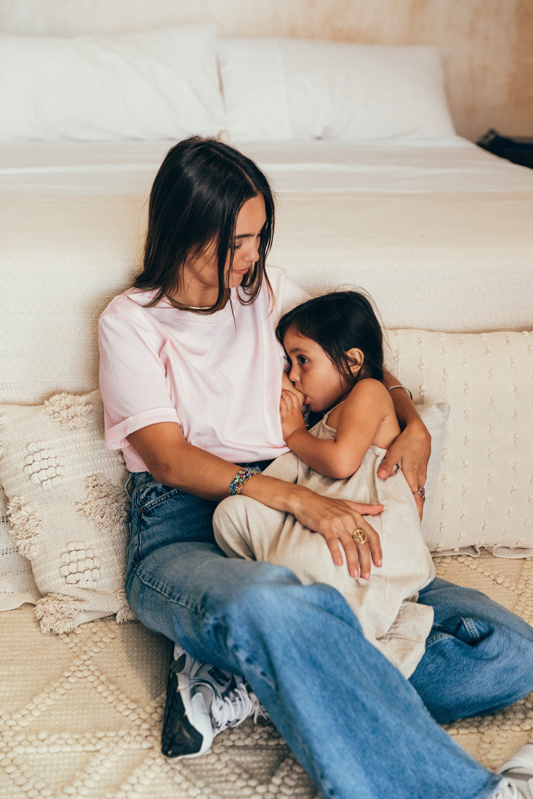 T-shirt d’allaitement rose MILK BOX porté par une maman avec son bébé