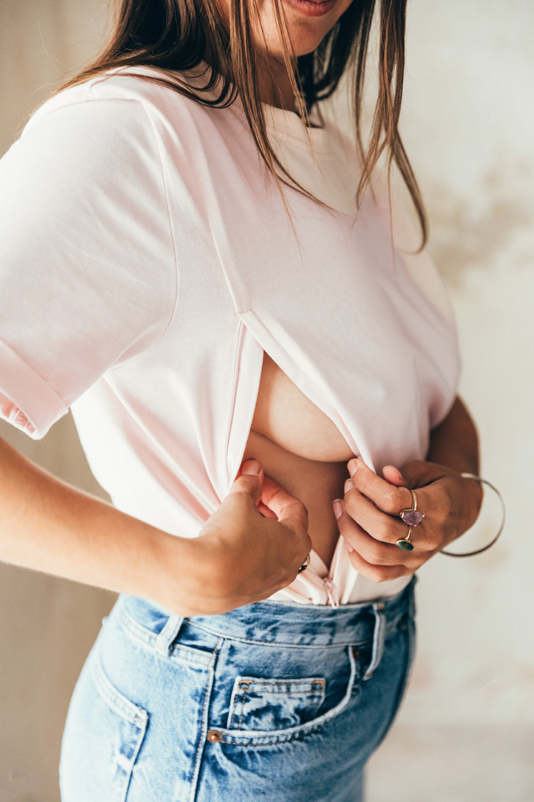 Détail des ouvertures zippées sur le côté du t-shirt d’allaitement rose MILK BOX