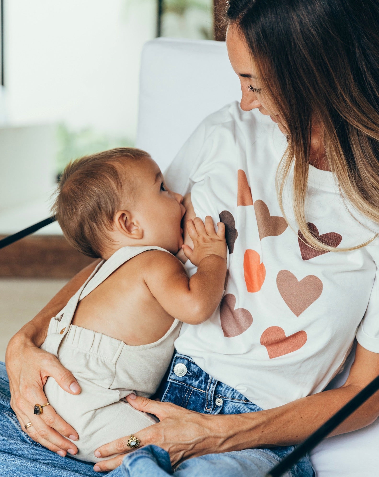 T-shirt d'allaitement avec coeurs multicolores