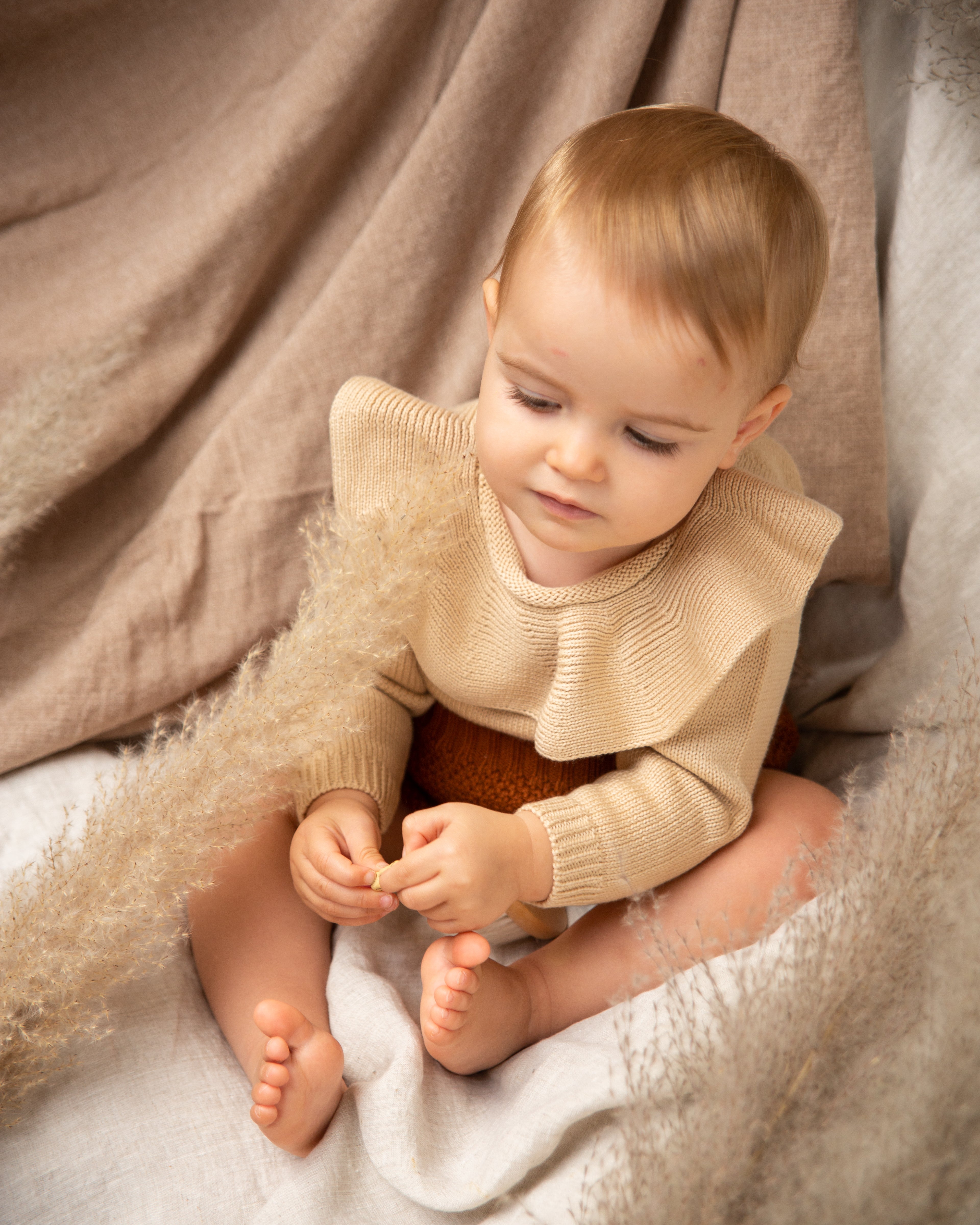 Zweifarbiger Strickstrampler