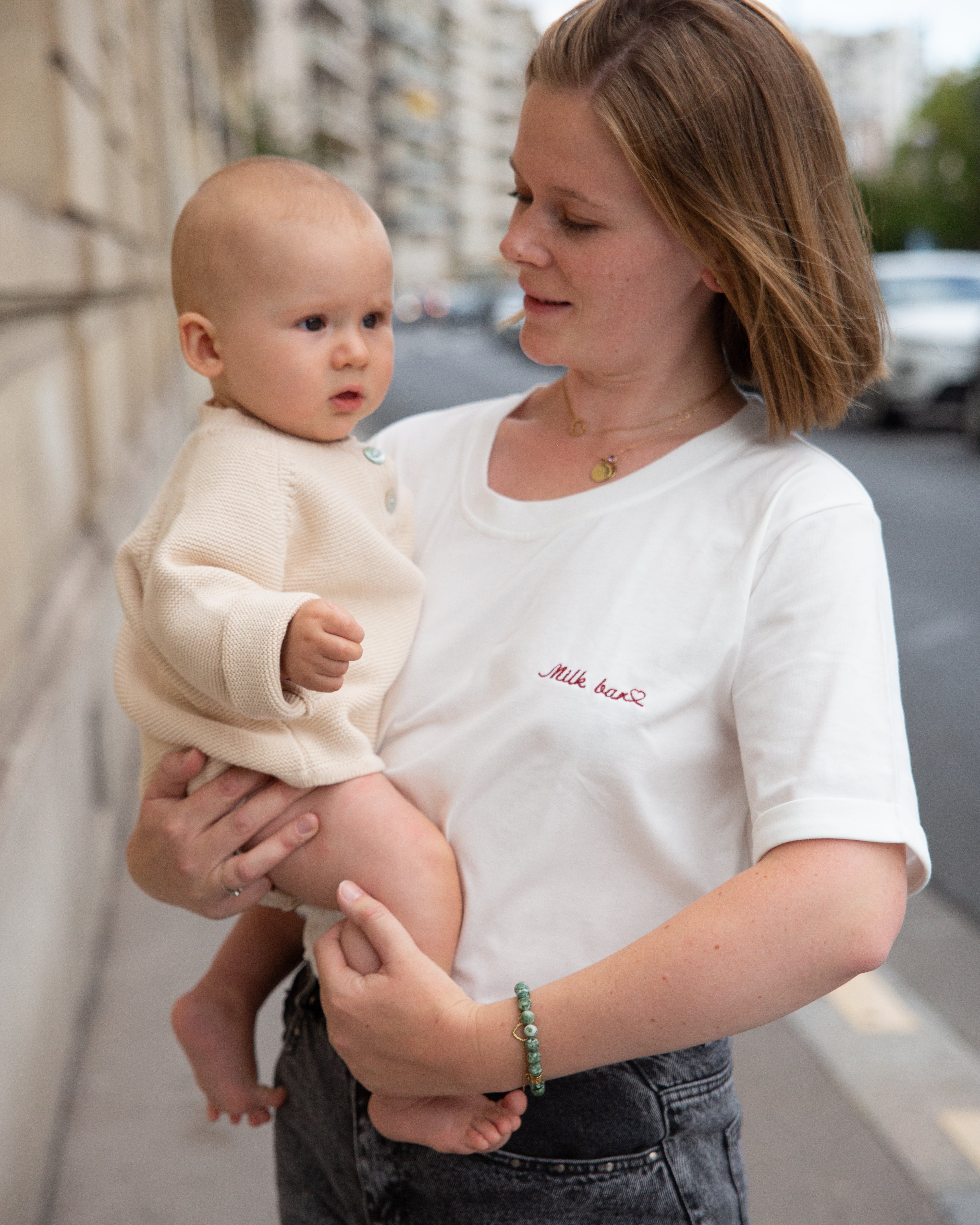 T-shirt d'allaitement avec zips d'ouvertures latérales et personnalisable avec les mots de votre choix et un coeur à la fin.