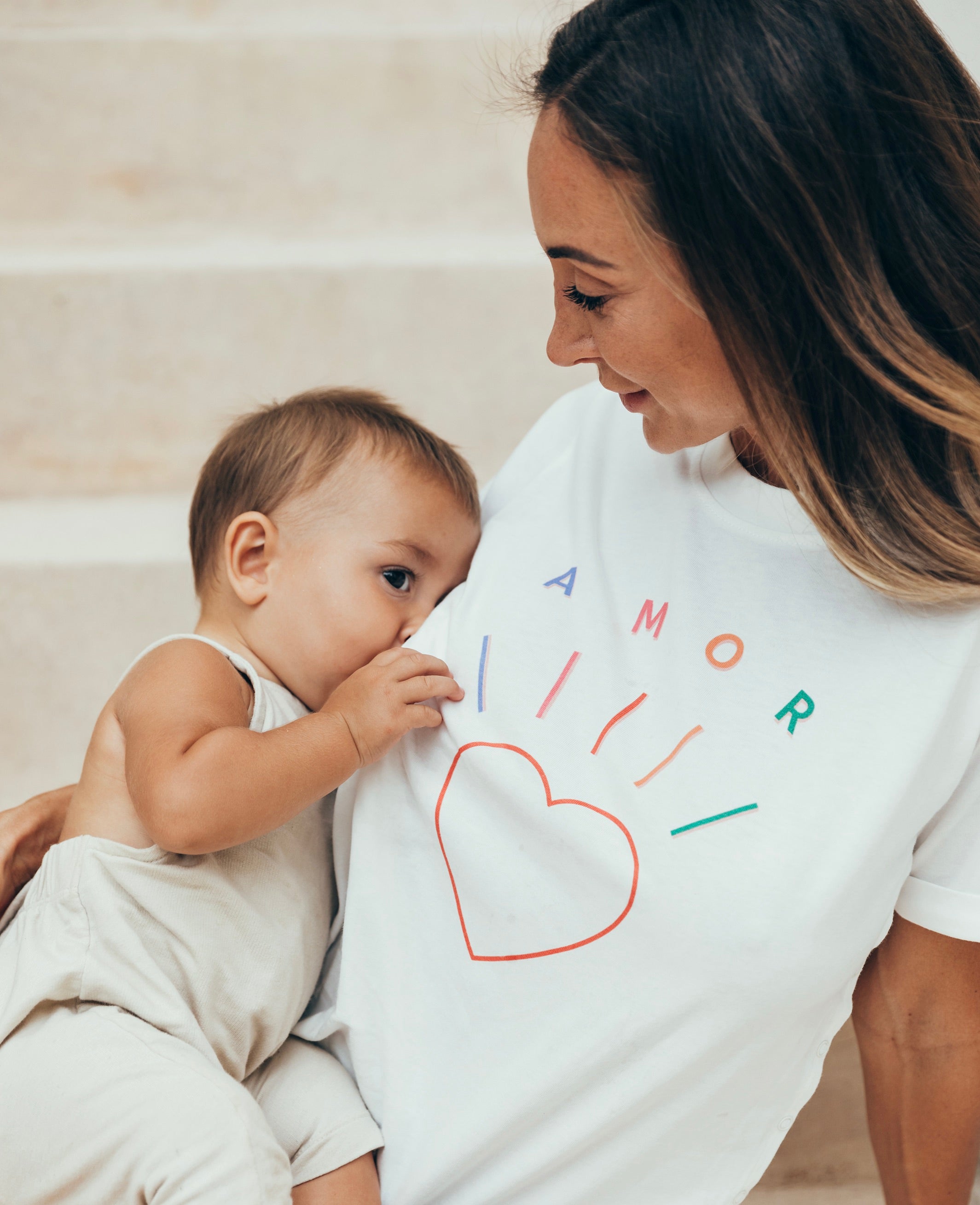 T-shirt d'allaitement imprimé amour multicolore