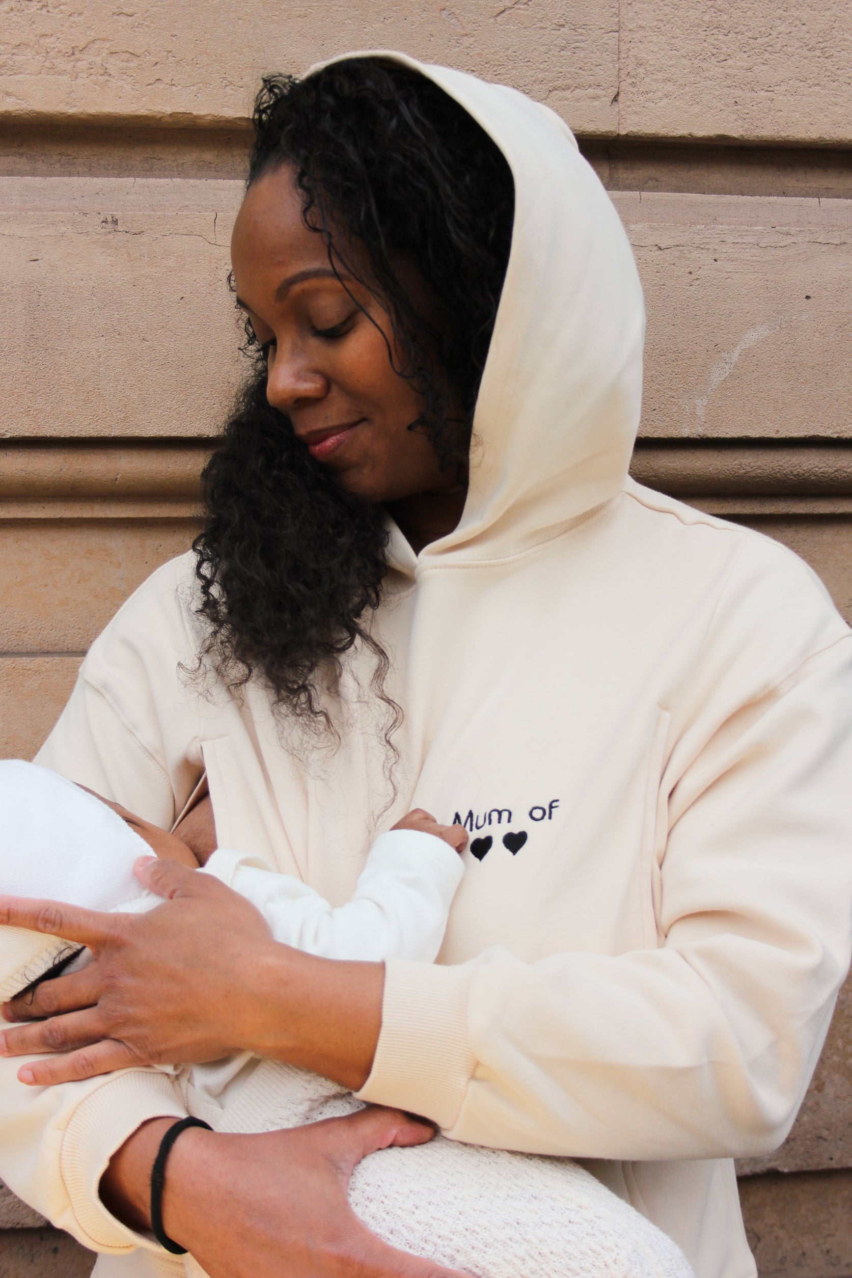 Pull à capuche d'allaitement écru avec zips d'ouvertures latérales et personnalisable avec des coeurs en fonction du nombre d'enfants.