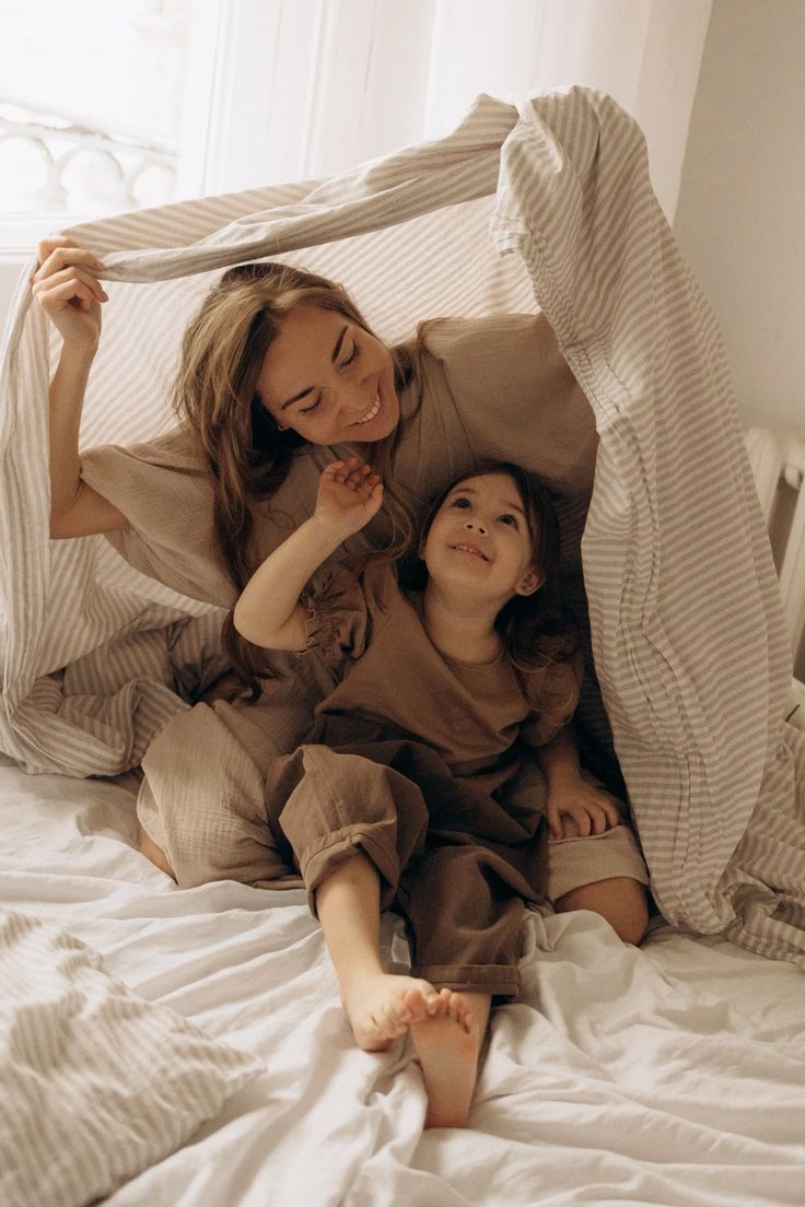 3 activités douces à faire avec bébé : pochette sensorielle, yoga et atelier lumière