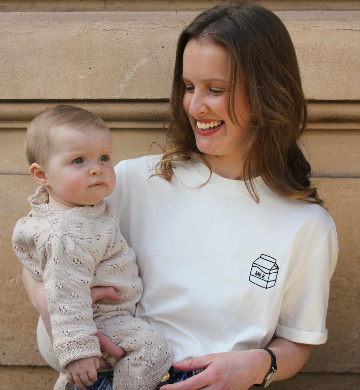 Fotografie einer Mutter, die ihr Kind hält