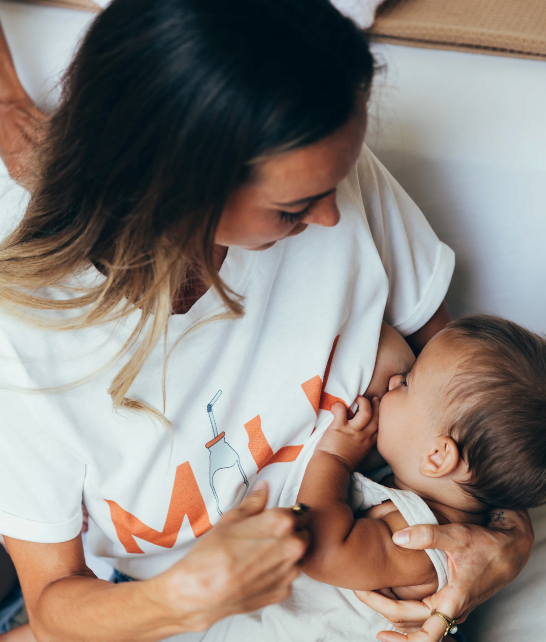Mannequin 23 Mai Paris avec le t-shirt d'allaitement SUPER POWER