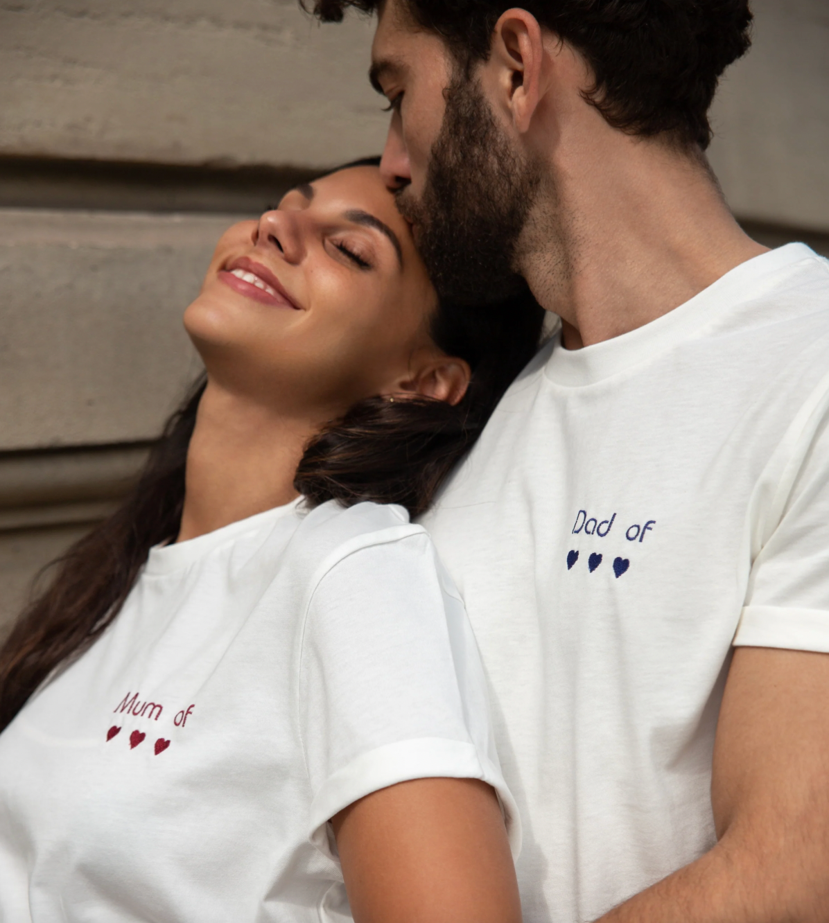 Photograph of a mother and father wearing matching embroidered T-shirts from the 23 Mai paris brand.