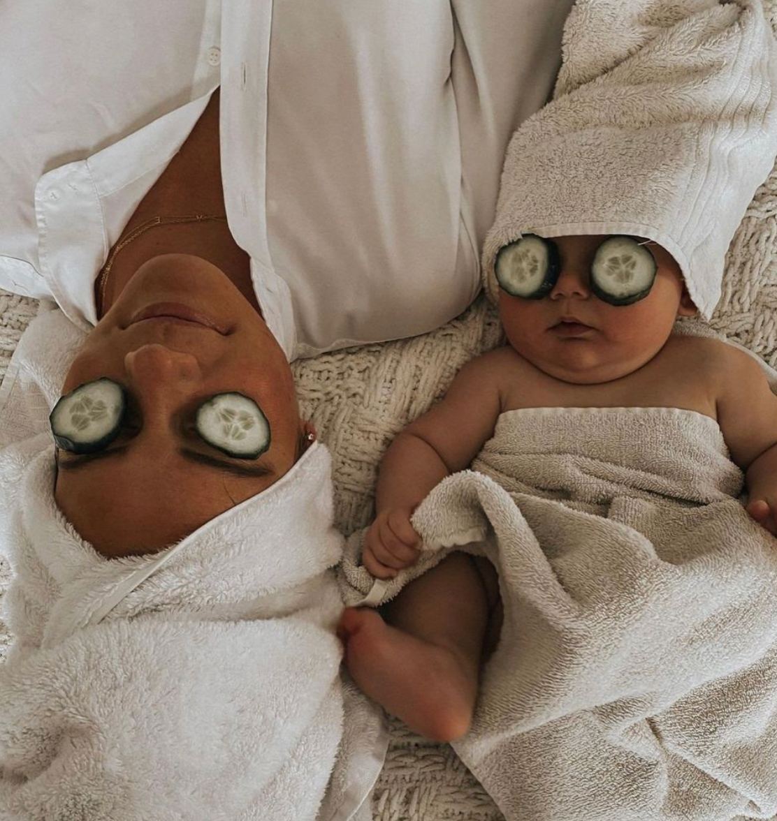 Maman et son bébé en séance skincare bien-être