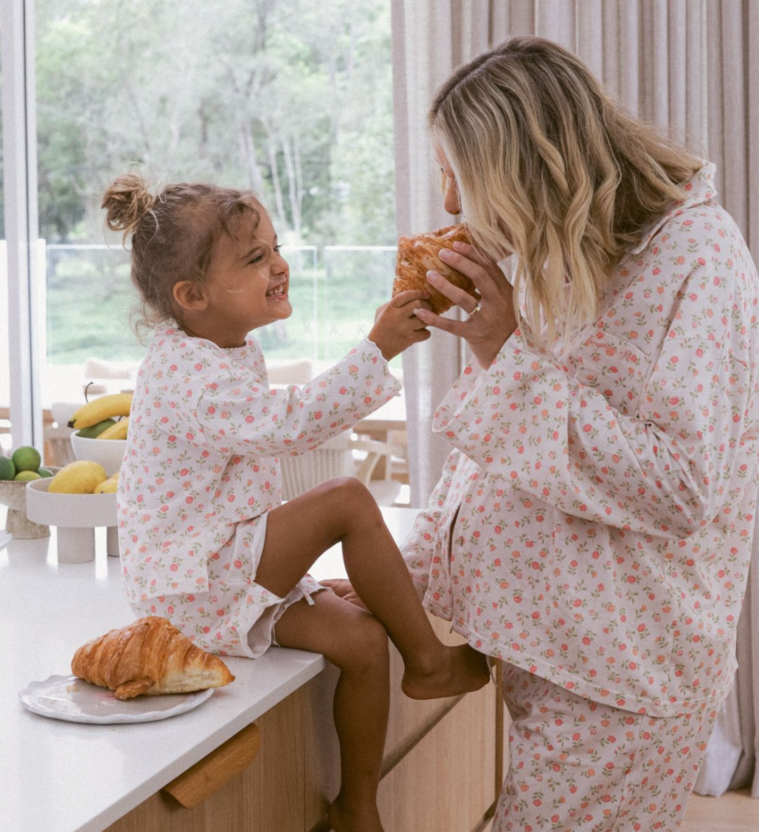 Maman et sa fille portant le même pyjama pour le petit déjeuner