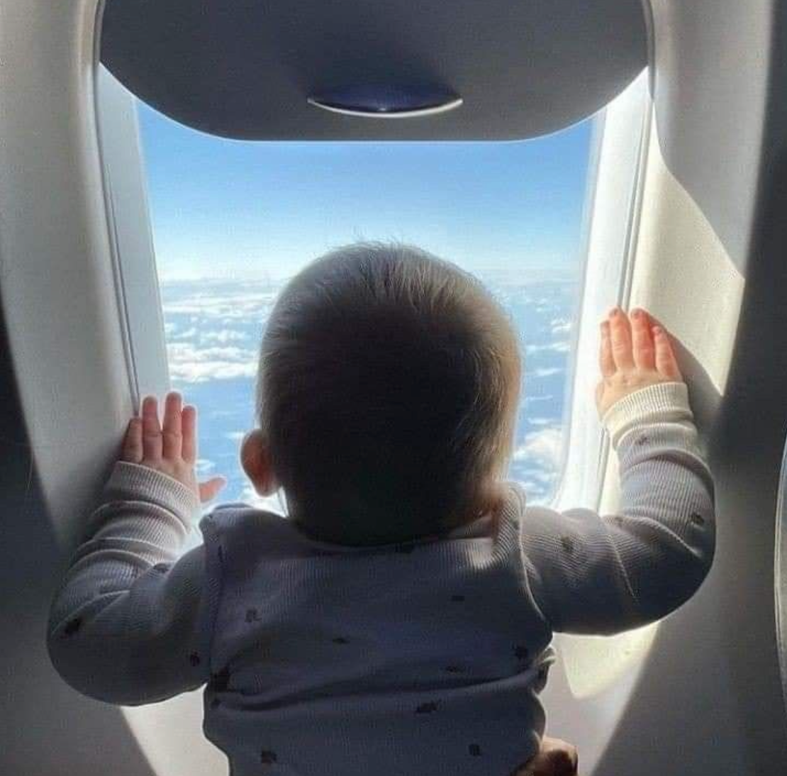 Vêtements pratiques et tendances pour les mamans qui voyagent avec bébé