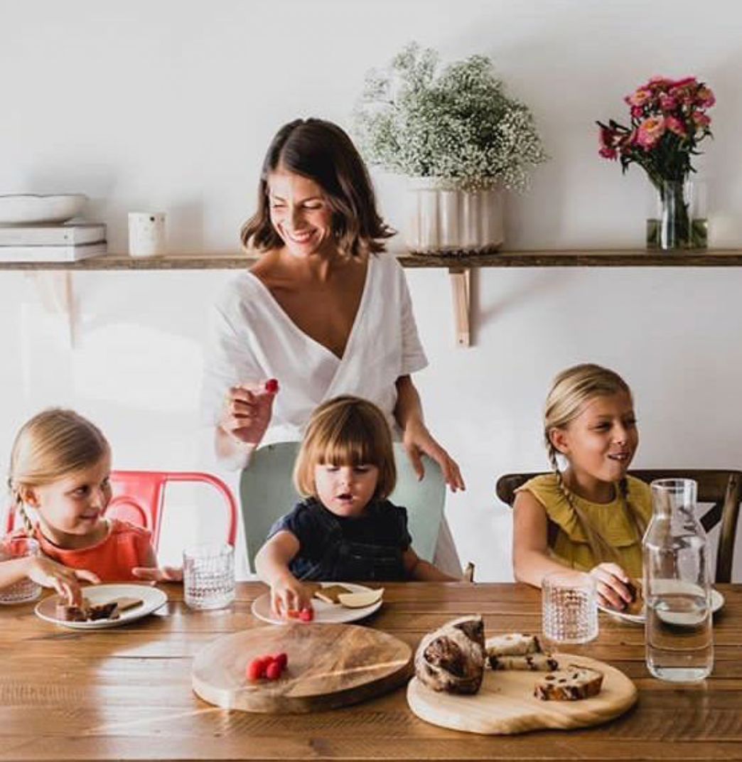 Maman préparant le repas pour ses enfants 
