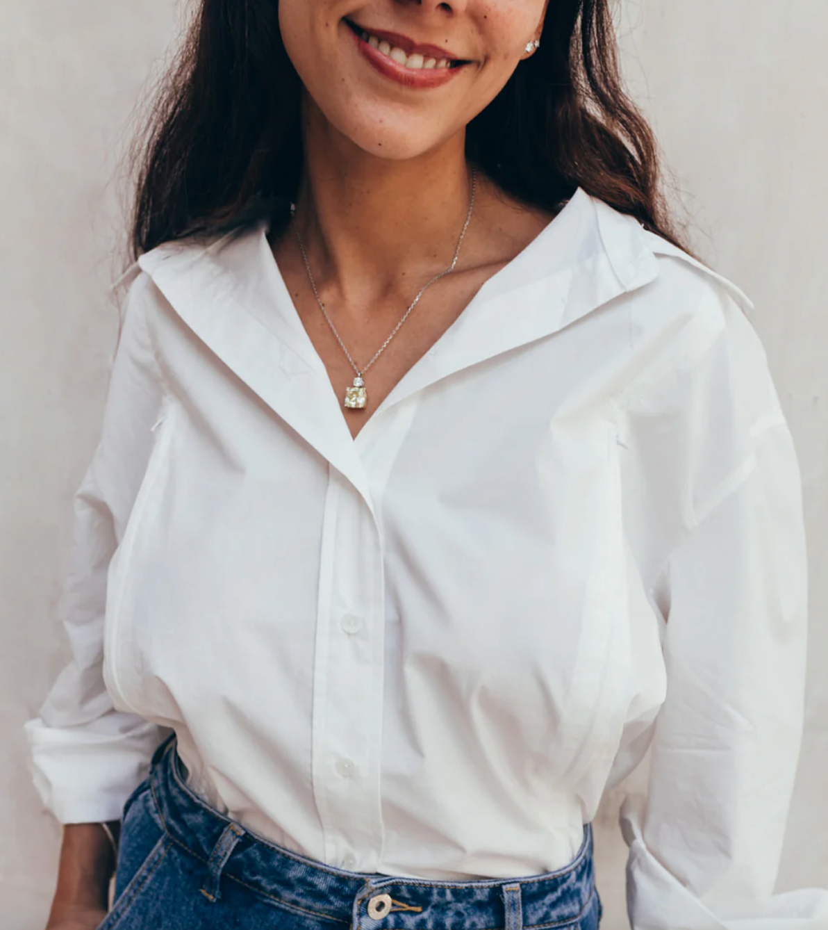 Femme souriante en chemise d'allaitement 