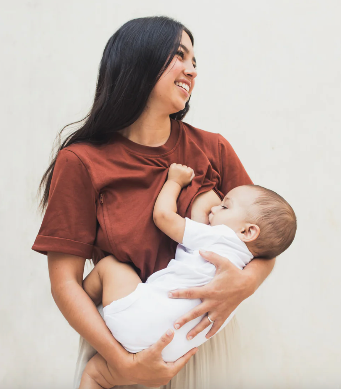 Femme allaitant son bébé en t-shirt d'allaitement 23 Mai Paris
