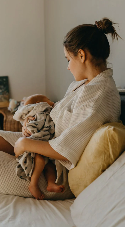 bébé qui tète maman