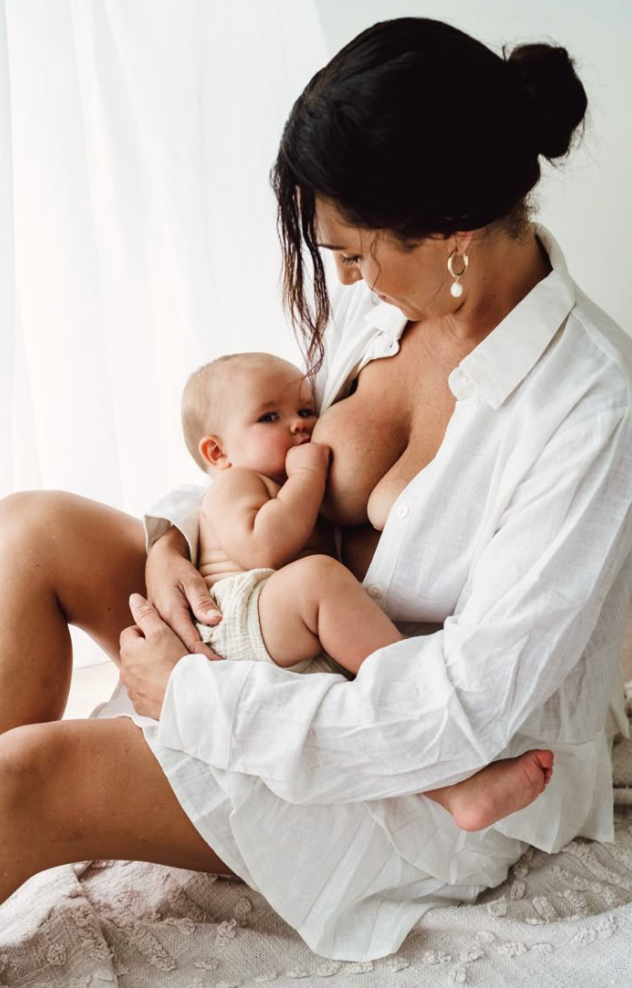 Mama stillt das Baby 