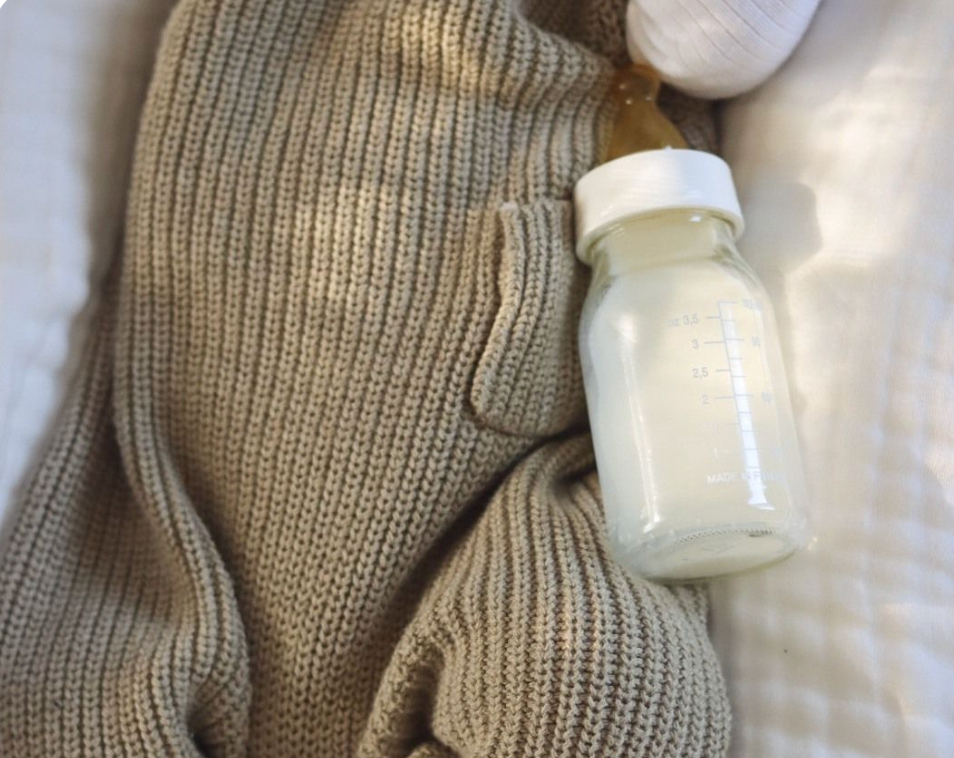 Biberon de lait en poudre et bébé