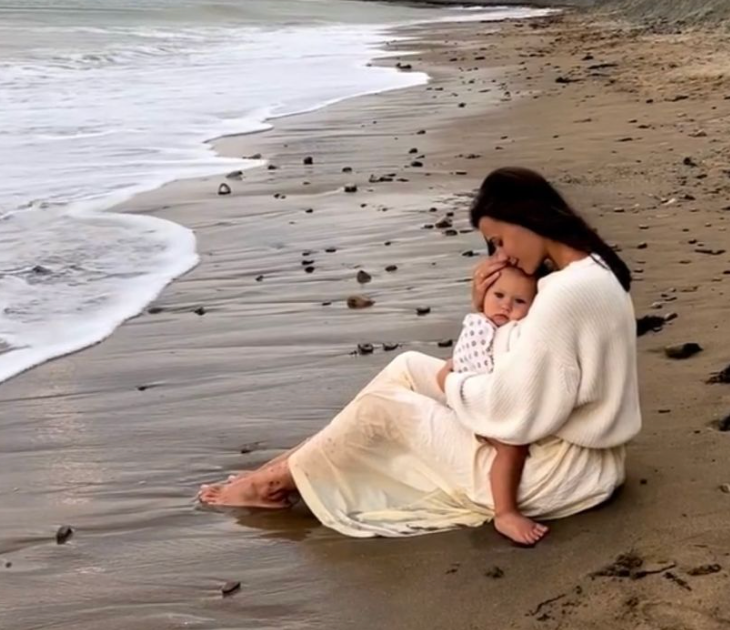 Robe d'allaitement pour la plage : comment allier soleil, confort et discrétion